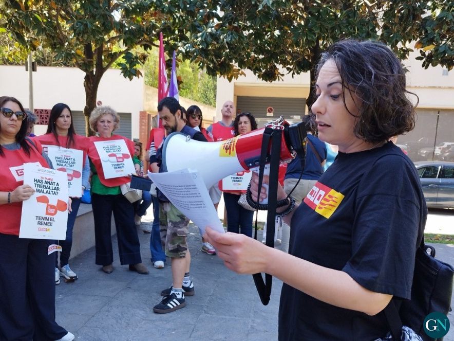 Delegats i delegades de CCOO es concentren davant la PIMEC 