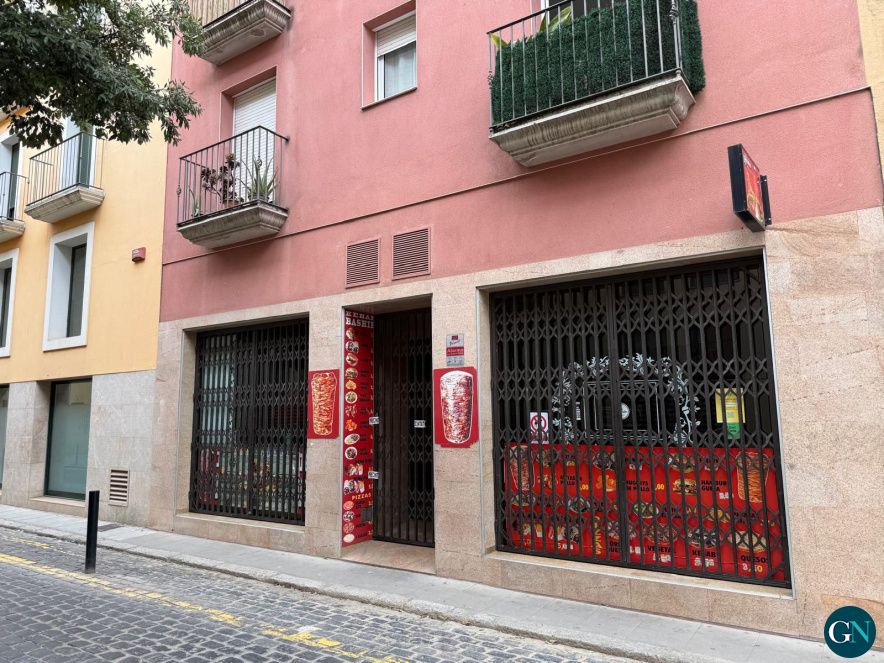 Establiment tancat al carrer de la Jonquera 