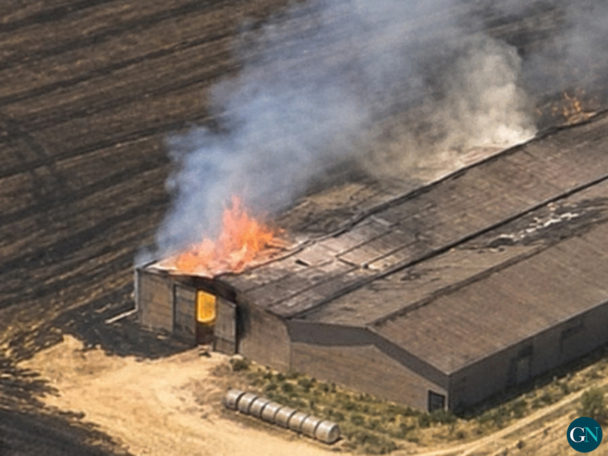 Incendi una granja i camps de rostolls - Bombers / GN 