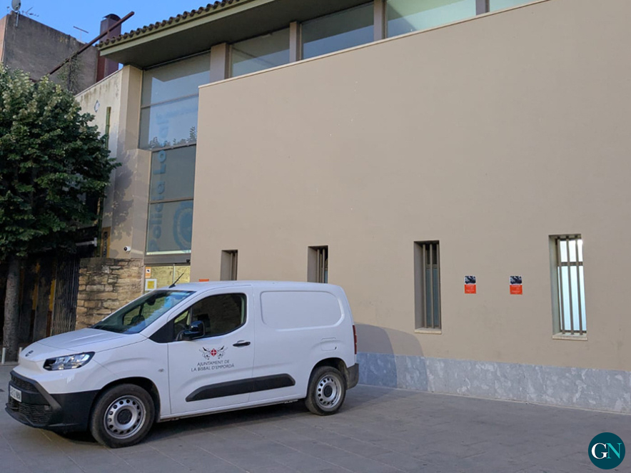 Aquest és el vehicle que van haver de deixar a la Policia Local / GN 