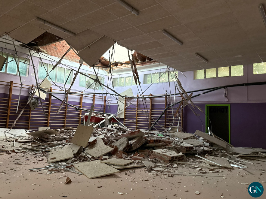 alt - S’esfondra part del sostre del gimnàs de l’Escola Salvador Dalí de Figueres 
