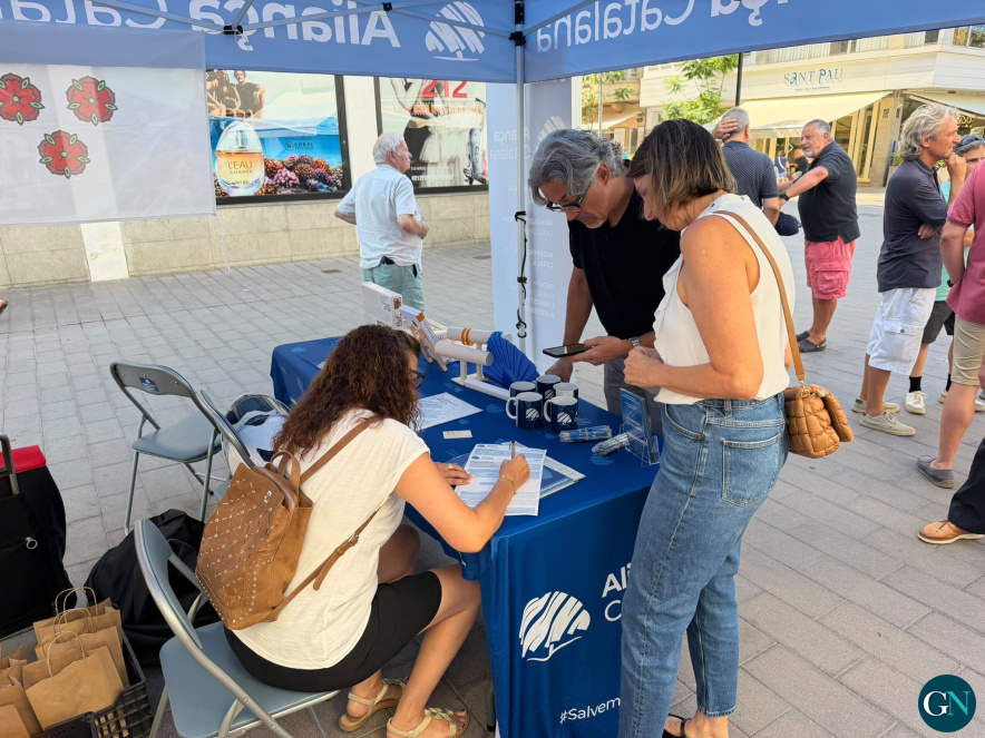 alt - Parada informativa d'Aliança Catalana a Roses  / GN 