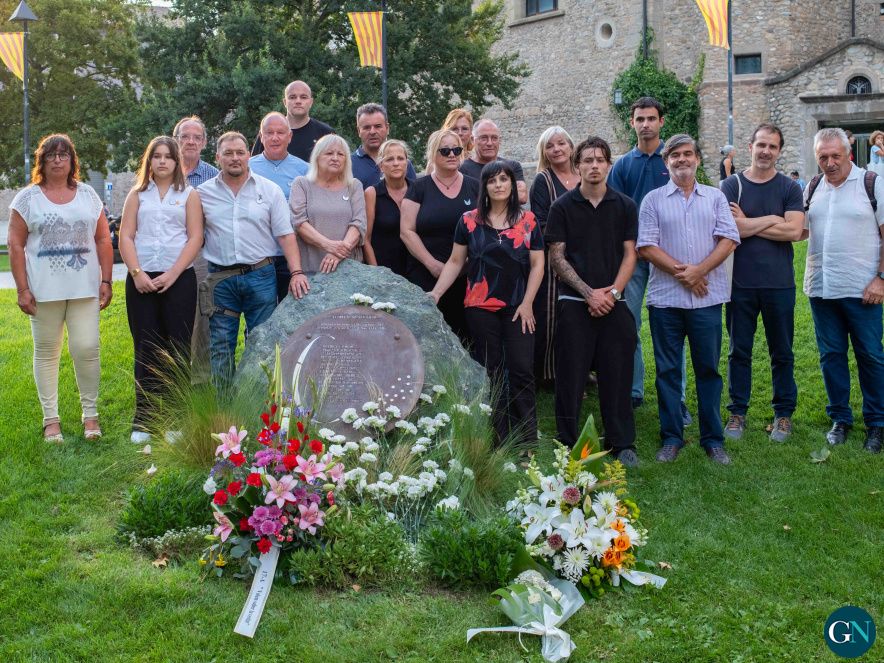 alt - Ofrena floral a Ripoll en record de les víctimes - © Sergio Escribano / GN 
