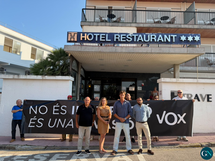 alt - VOX aquest dilluns a les portes de l’Hotel Travé 