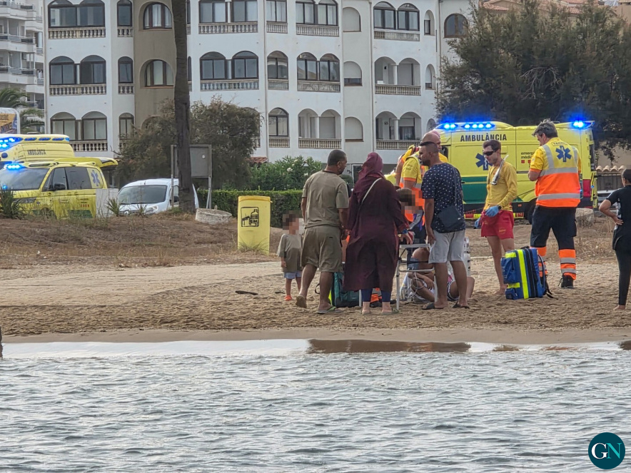El Sistema d’Emergències Mèdiques (SEM) ahir a la tarda a Empuriabrava -  © Peter Stam / GN  