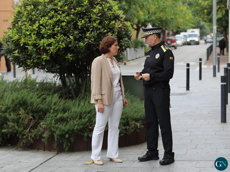 alt - Alonso Caballero amb l'alcaldessa de la Jonquera / Revista Mira'm 