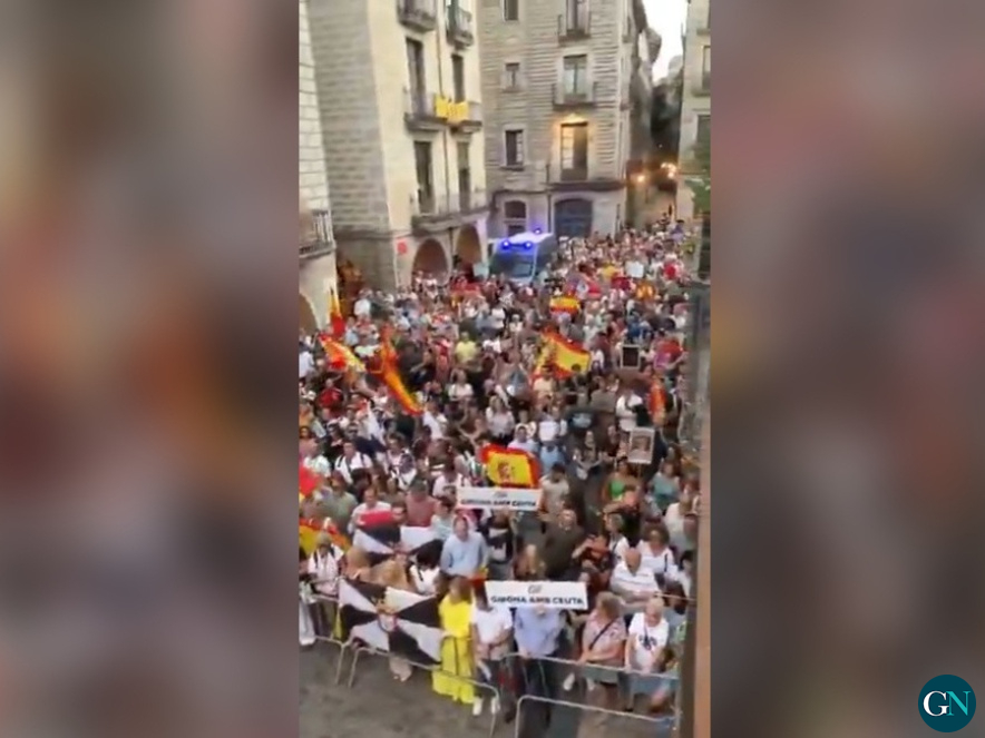 alt - Manifestació a Girona defensa de Ceuta i contra la «invasió» 
