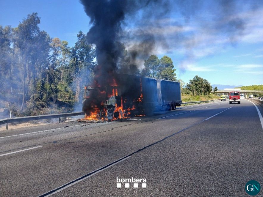 Un tràiler s’incendia a Bàscara / Bombers 