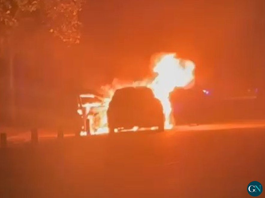 alt - Un cotxe queda completament calcinat a Empuriabrava / © Gironanoticies.com 