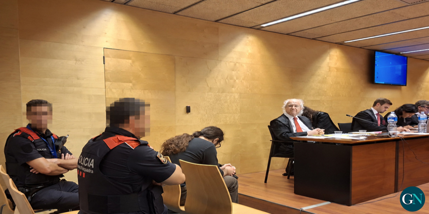 alt - La mare de Carla colpeix el judici a Girona: «Hauria preferit que ens matés a totes dues»