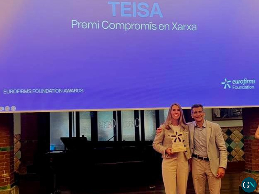 alt - Ana Coromina, representant de TEISA, recollint el premi a la gala Eurofirms Foundation Awards 