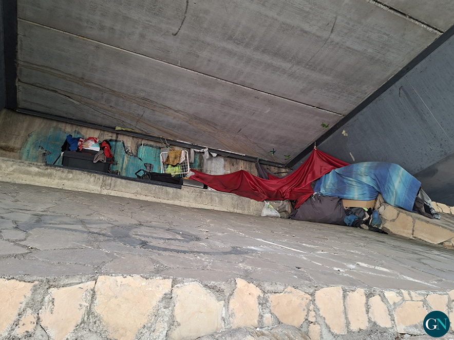 alt - Campament urbà sota la C-65: viure entre el formigó i el trànsit / GN 