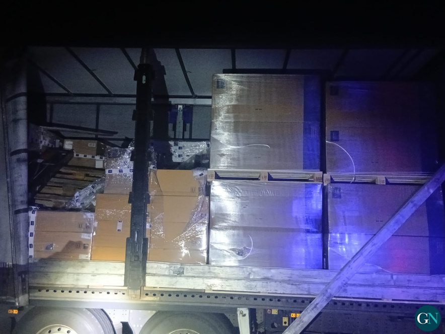 alt - Camió a l’àrea de servei Gironès Nord de l’AP-7 / GN 